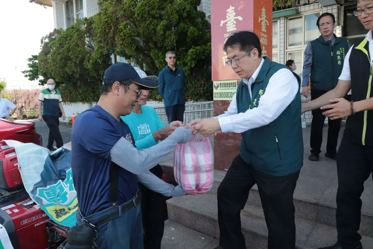 ▲黃偉哲今天上午再度前往北門區，視察丹娜絲颱風災後復原情況，他也帶來豆花慰勞現場人員，向投入救災與重建的義消、替代役和國軍表達感謝。（南市府提供）