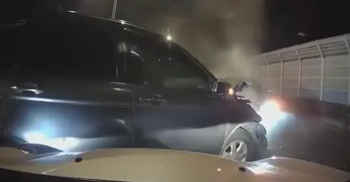 扯!開高架道路遇逆向車對撞 闖禍駕駛已喝掛 ▲拍下車禍過程的後方駕駛也緊急煞車,幾乎要撞上CR-V。(圖/翻攝臉書)