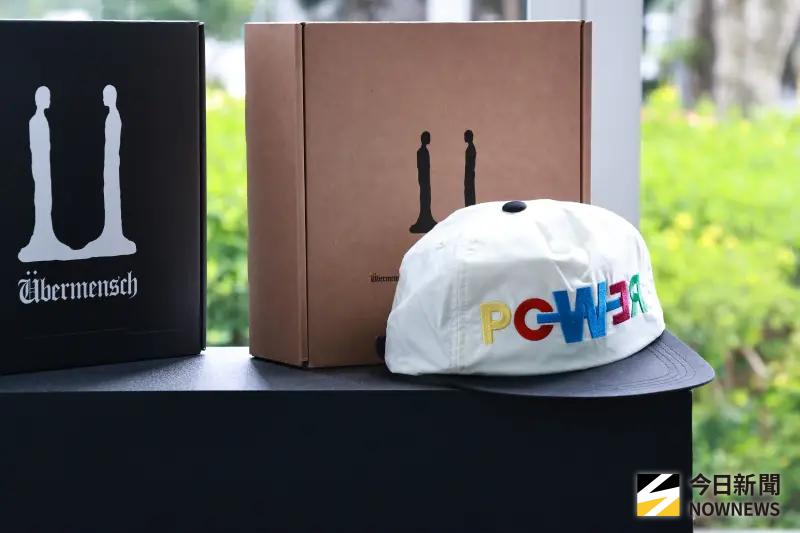 ▲GD特展於昨（17）日起正式在台北101開展。然而賈永婕卻被粉絲目擊，拿著VIP帶著好友關穎進場買一堆周邊，對此她也回應這是造謠，自己什麼都沒買都出場了。（圖／記者吳翊緁攝影）