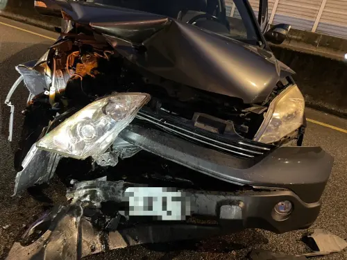 扯!開高架道路遇逆向車對撞 闖禍駕駛已喝掛 ▲遭到BMW對撞的CR-V,右前方車頭嚴重毀損。(圖/警方提供)