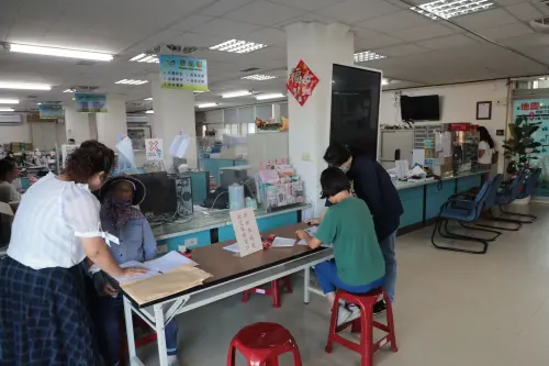 ▲黃偉哲宣布，市府今日同步啟動房屋毀損登記作業，是全台最早開放申請的縣市，各區公所將有人員協助民眾申辦，確保申請流程順利進行。（南市府提供）