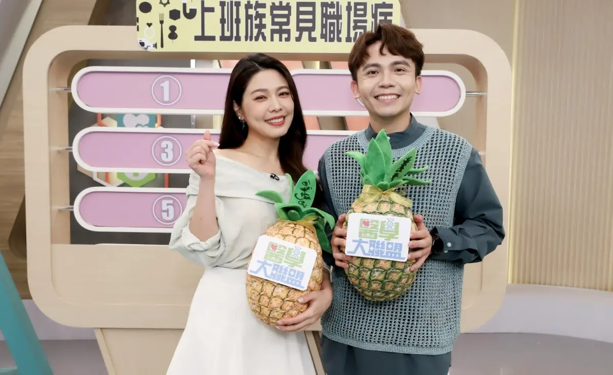 ▲黃豪平（右）在節目《醫學大聯盟》中自爆跟女友有睡前儀式，原本以為喝了可以睡得比較好，但都沒有效果，對此醫師也解釋了大家對睡前喝牛奶的迷思。（圖／民視提供）