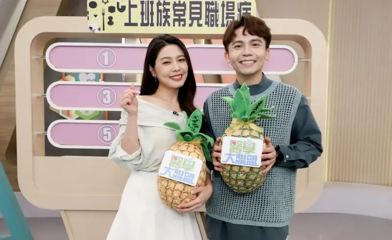 ▲黃豪平（右）在節目《醫學大聯盟》中自爆跟女友有睡前儀式，原本以為喝了可以睡得比較好，但都沒有效果，對此醫師也解釋了大家對睡前喝牛奶的迷思。（圖／民視提供）