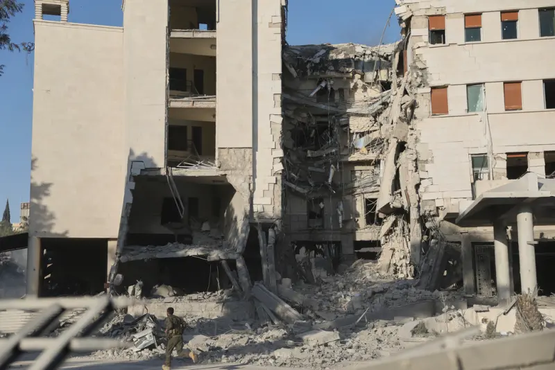 ▲以色列16日對敘利亞國防部大樓發動襲擊。（圖／美聯社／達志影像）