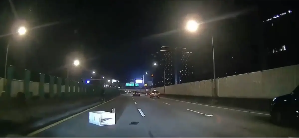 ▲酒駕男子在市民高架道掉箱子，為了下車撿回來，導致連環車禍。（圖／警方提供）
