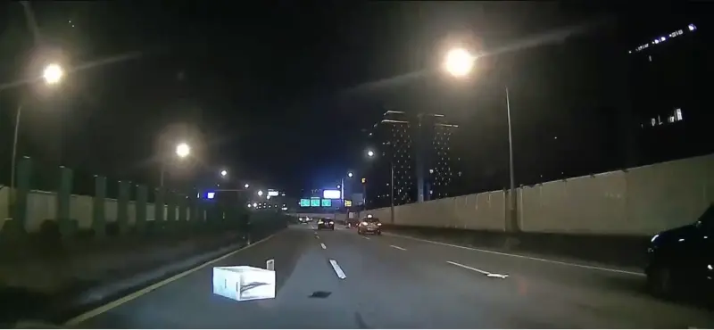 ▲酒駕男子在市民高架道掉箱子，為了下車撿回來，導致連環車禍。（圖／警方提供）
