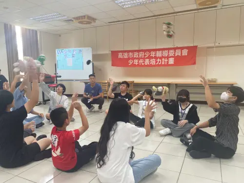 ▲團體活動「拋物記名」，讓大家發揮團隊合作及溝通協調完成任務。(圖／高市少年隊提供)