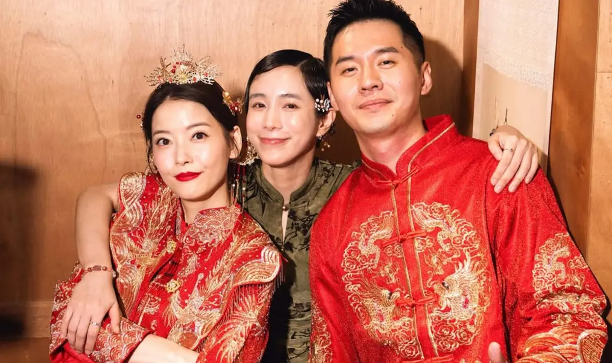 ▲王樂妍（左）嫁給科技新貴徐孟韜（右），日前在熱炒店舉辦小型婚宴，徐孟韜偷偷幫大家買單的舉動，還引來王樂妍閨密温貞菱（中）的抱怨調侃。（圖／王樂妍IG）