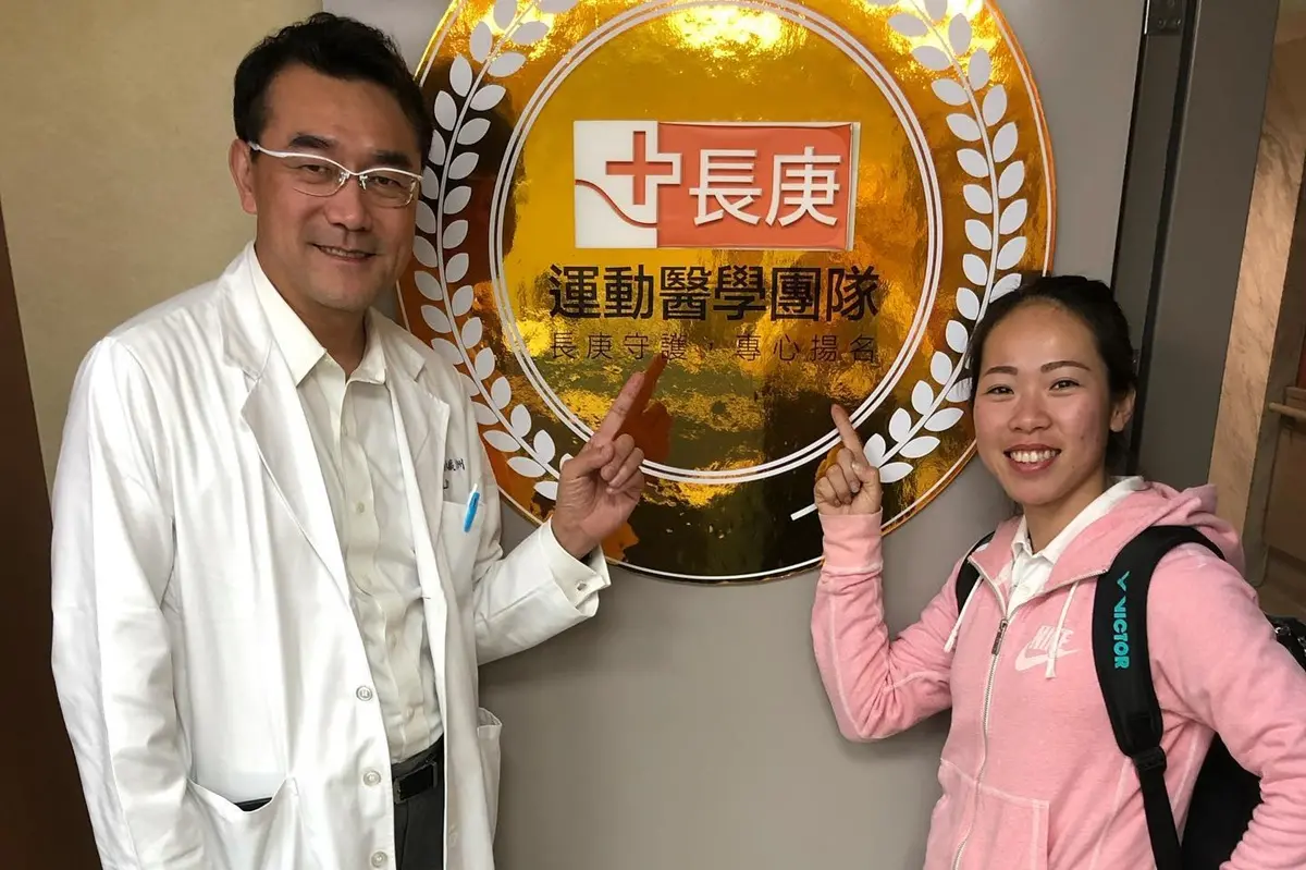▲林口長庚醫院的醫師林瀛洲過去治療過我國包括許多國手，九度出任世大運醫師，歷經多屆亞運、奧運與各項國際賽會，可說是每一面獎牌背後的團隊功臣之一。（圖／取自譚雅婷 Tan Ya-Ting臉書）