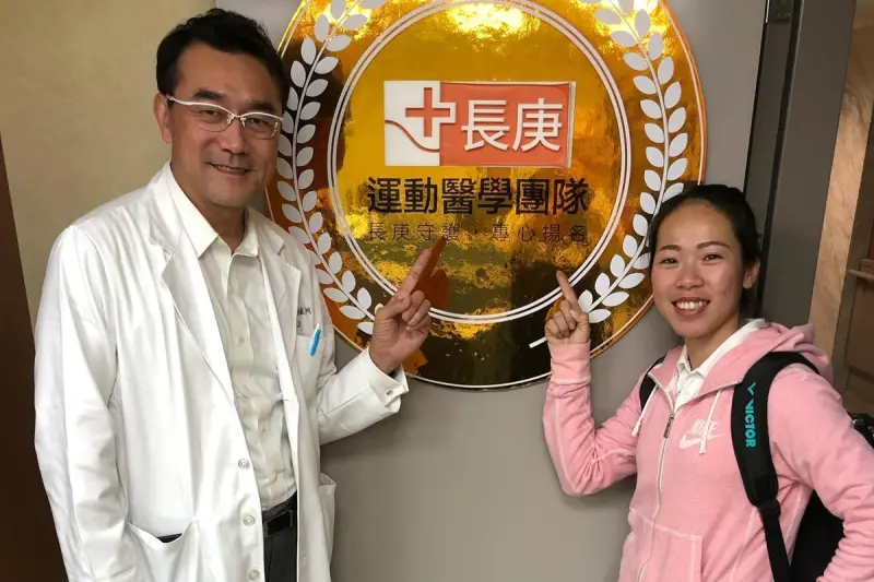 ▲林口長庚醫院的醫師林瀛洲過去治療過我國包括許多國手，九度出任世大運醫師，歷經多屆亞運、奧運與各項國際賽會，可說是每一面獎牌背後的團隊功臣之一。（圖／取自譚雅婷 Tan Ya-Ting臉書）