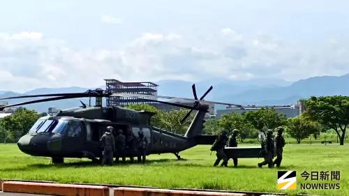 ▲2架UH-60M黑鷹直升機採空中機載運輸方式，緊急將地獄火飛彈與刺針飛彈運抵整補地點。（圖／記者莊全成攝，2025.07.17）