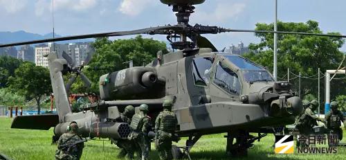 ▲彈藥由黑鷹直升機卸載並迅速掛載至阿帕契機體。（圖／記者莊全成攝，2025.07.17）