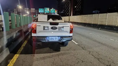 ▲楊姓男開子皮卡車卻沒固定好箱子掉出來，引發連環車禍。（圖／警方提供）