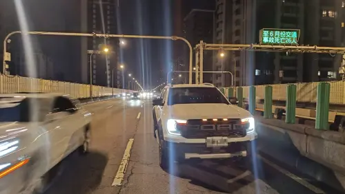 ▲楊姓男開子皮卡車卻沒固定好箱子掉出來，引發連環車禍。（圖／警方提供）