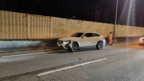 ▲楊姓男開子皮卡車卻沒固定好箱子掉出來，引發連環車禍。（圖／警方提供）