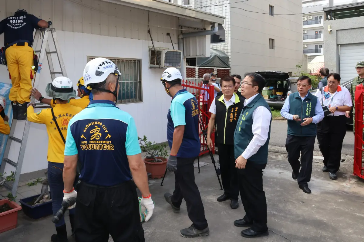 ▲黃偉哲今天上午先後前往北門、學甲及七股區，視察丹娜絲颱風災區重建情形，慰勞來自高雄義消及民間救難隊員，還有國軍及基層同仁辛勞付出。（圖／南市府提供）