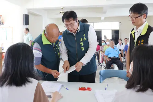 ▲黃偉哲到區公所等據點，了解民眾申辦災損補助的現場受理情形。（圖／南市府提供）