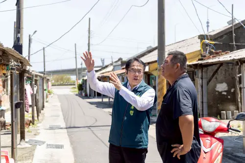 ▲黃偉哲視察七股鹽埕里，了解受災重建進度及居民需求。（圖／南市府提供）