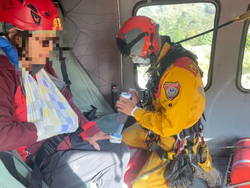 ▲南湖山屋登山客骨折 黑鷹直升機搭救下山（圖/記者鄧力軍翻攝）