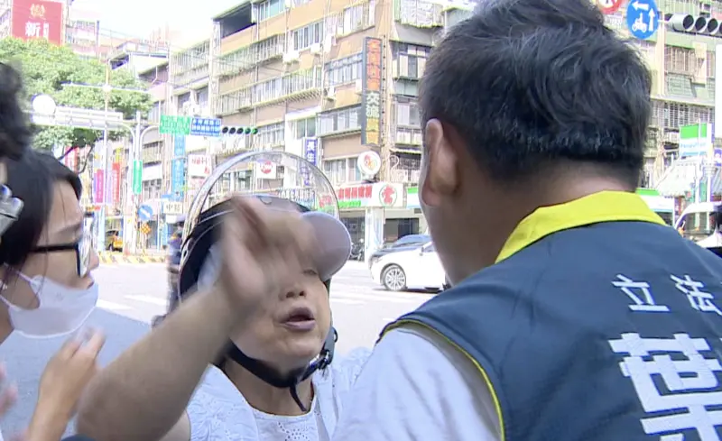 ▲國民黨立委葉元之慘遭民眾吐口水。（圖／翻攝畫面）