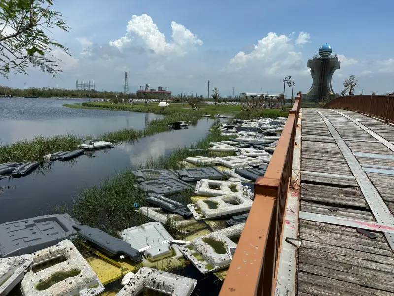 ▲民眾黨嘉義黨部人員拍下新塭滯洪池案場廢棄光電板四散畫面。（圖／翻攝自黃國昌臉書，2025.07.17）