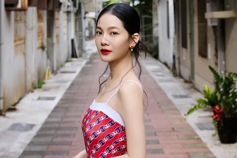 ▲曾之喬與辰亦儒在2020年結婚後，於今年2月生下兒子，升級為一家3口。但不料生完兒子才過5個月，曾之喬竟在昨（16）日PO出穿高衩泳裝出門的照片，大秀好身材，讓粉絲看到都超驚訝喊：這合理嗎。（圖／曾之喬IG）