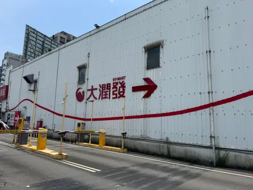 ▲目前店內「大潤發」的大型標示，預計今日都會一併拆除。（圖／記者鍾怡婷攝）