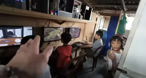 ▲貧民窟小孩用投幣式電腦玩線上遊戲。（圖／翻攝自影片）