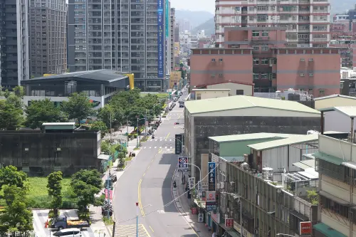 ▲2025城鎮韌性防空演習下午登場，「台北市成泰路三段」街道瞬間淨空。（圖／記者葉政勳攝）