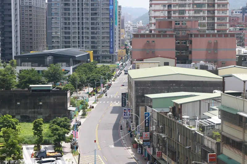 ▲2025城鎮韌性防空演習下午登場，「台北市成泰路三段」街道瞬間淨空。（圖／記者葉政勳攝）
