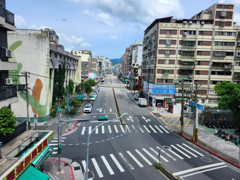 ▲2025城鎮韌性防空演習下午登場，「台北市興隆路」街道瞬間淨空。（圖／記者吳翊緁攝）