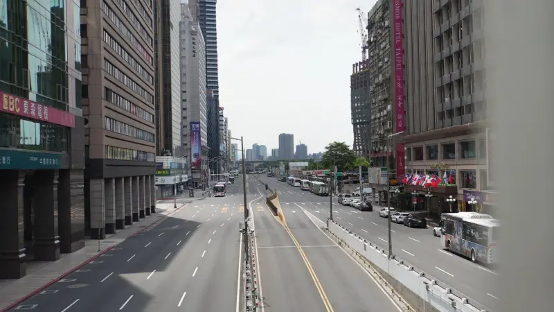 ▲2025城鎮韌性防空演習下午登場，「台北市忠孝東路跟中山北路口」街道瞬間淨空。（圖／記者呂炯昌攝）