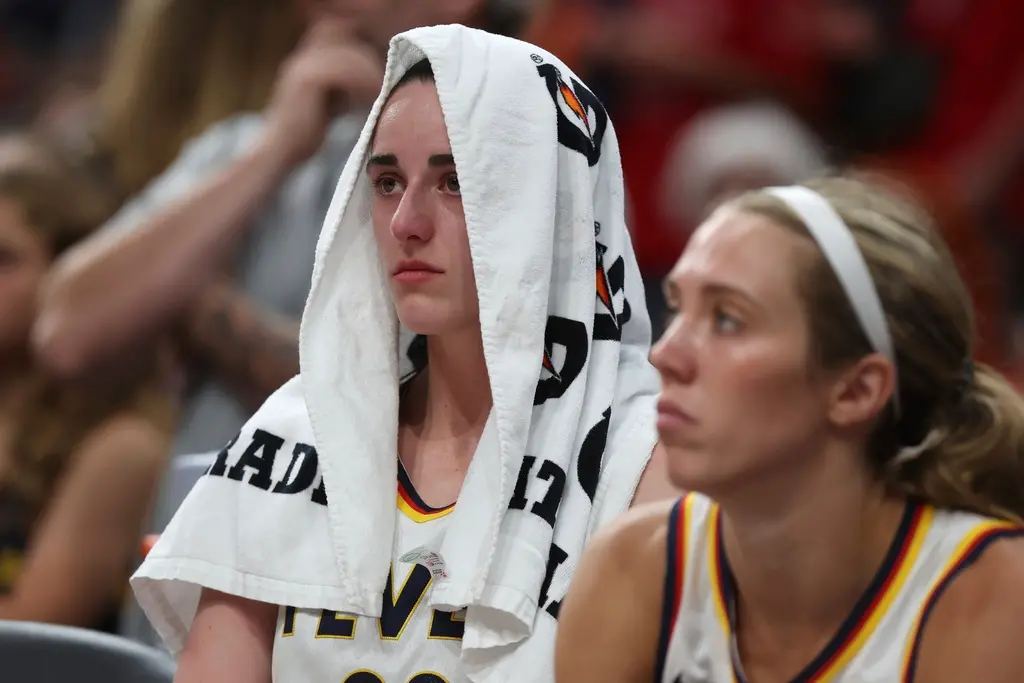 ▲原被視為本年度WNBA美國女子職籃（Women’s National Basketball Association）明星賽最大看點的印第安納狂熱（Indiana Fever）明星後衛Caitlin Clark，正式宣布將因傷缺席本週末在印第安納波利斯舉行的全明星賽及三分球大賽。（圖／美聯社／達志影像）