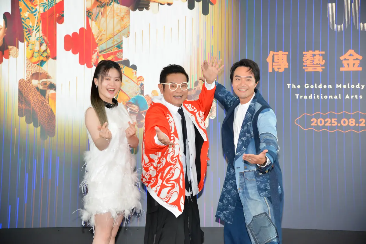 ▲第36屆傳藝金曲獎即將在8月23日於臺灣戲曲中心隆重登場，這次由許效舜（中）再接主持棒，搭檔實力派演員楊小黎（左）一同主持典禮，今（17）日舉行主持人發布記者會，其中，許效舜也透露徒弟NONO與朱海君近況，據悉，NONO涉性侵遭判刑後，便轉戰幕後，近日朱海君離開14年經紀公司，改由NONO擔任經紀。（圖／三立提供）