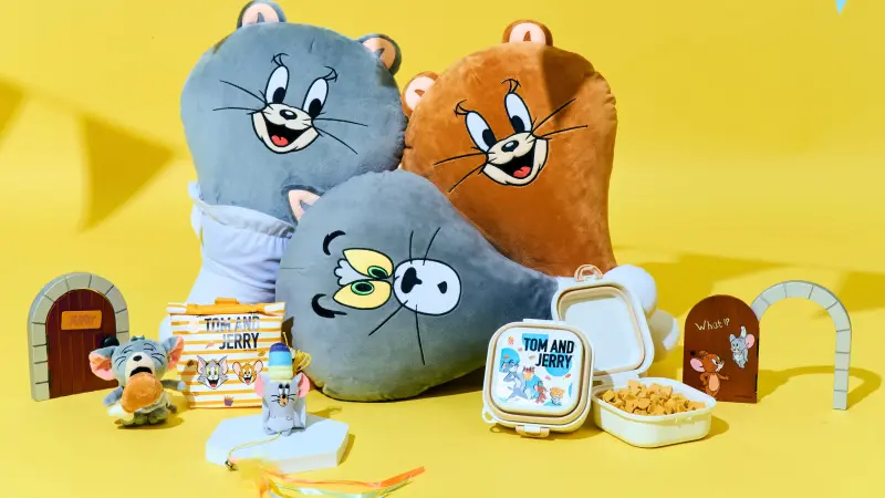▲頂呱呱51週年攜手華納兄弟《湯姆貓與傑利鼠》85週年，7月22日開搶6款主題周邊，巨型雞腿抱枕、震動泰菲玩偶，及寵物碗、背包、逗貓繩、裝飾貼。新品限定包裝濃濃起司炸雞與紅茶雪泥開吃。（圖／頂呱呱提供）