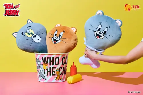 頂呱呱「湯姆貓與傑利鼠」巨型雞腿玩偶、寵物周邊!起司炸雞開吃 ▲50公分「巨型雞腿絨毛抱枕」,腦洞大開的造型好想要。(圖/頂呱呱提供)