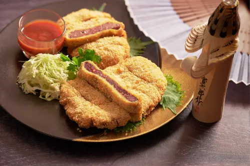 ▲「炸和牛排」以高溫油炸至外酥內嫩，可搭配主廚特調壽喜燒辣根醬。（圖／JR東日本飯店台北提供）