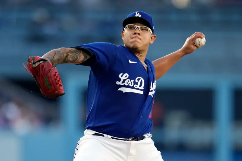 ▲前洛杉磯道奇王牌左投Julio Urias，在2023年球季末因二度被指控家暴，遭大聯盟處以無限期禁賽，如今將於台灣時間明（18）日解禁，Urias經紀人Scott Boras也對外喊聲，相信會有球隊願意為他敞開大門。（圖／美聯社／達志影像）
