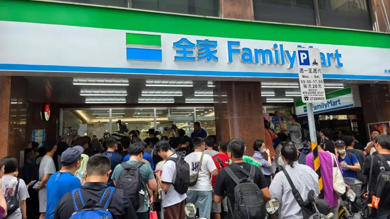 ▲啦啦隊員安芝儇、南珉貞今（17）日下午到全家長賓店當一日店長，不怕台北防空演習，粉絲特地從雲林、高雄北上，下午3時全家門口已擠到水洩不通。（圖／民眾提供）