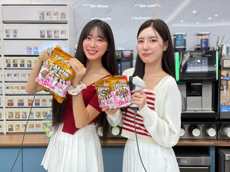 ▲韓籍高人氣啦啦隊成員安芝儇和南珉貞，今（17）日到全家便利商店擔任一日店長，買8袋泡麵就能和兩位女神近距離合照。（圖／記者周淑萍攝）