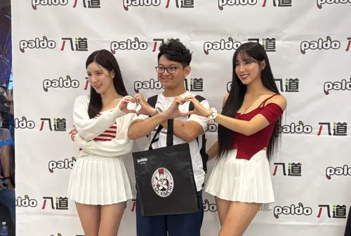 ▲民眾曾先生一早5點就來排隊，和兩位女神合照後，興奮表示：「太值得，超開心，好香啊！」