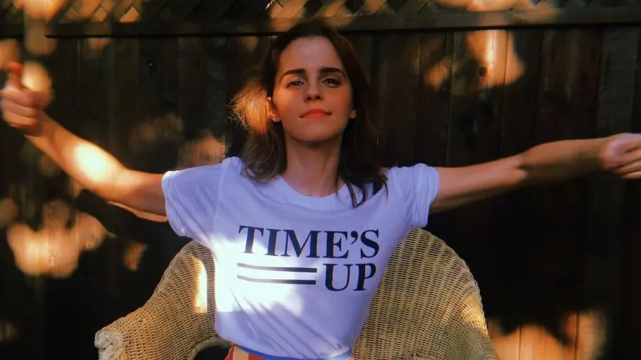 ▲在電影《哈利波特》中飾演「妙麗」的艾瑪華森，因在牛津市區超速駕駛，違規點數累計達12點，遭法院判處禁駕6個月及罰款1044英鎊，這是她2年內第4次違規，讓不少影迷及粉絲笑稱：「葛萊芬多扣12分！」（圖／翻攝自艾瑪華森IG）