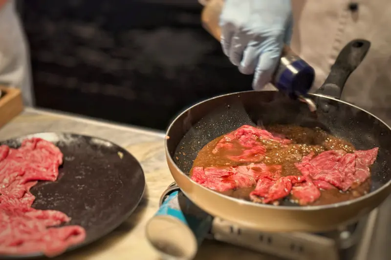 ▲「JR東日本大飯店台北」旗下Buffet「Brilliant鉑麗安全日餐廳」即日起推出「日本美食祭」，主打日本F1牛肉料理吃到飽，圖為壽喜燒做法，香嫩多汁。（圖／記者葉盛耀攝）