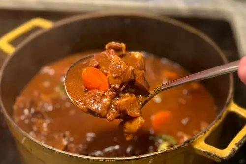 ▲日本美食祭現場還有比照日本東京車站大飯店同步推出的「牛肉咖哩鍋」，以獨家黃金比例製作咖哩醬，特別加上A5黑毛和牛油脂筋膜及蔬菜一起熬煮出。（圖／記者葉盛耀攝）