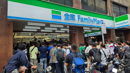 ▲安芝儇、南珉貞擔任一日店長，買泡麵就能合照，引發現場大排長龍。（圖／民眾提供）