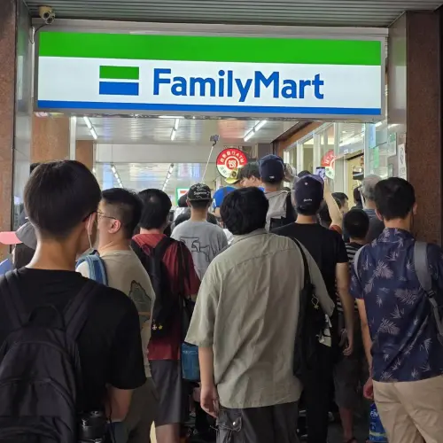 ▲安芝儇、南珉貞高人氣，騎樓人滿為患。（圖／民眾提供）