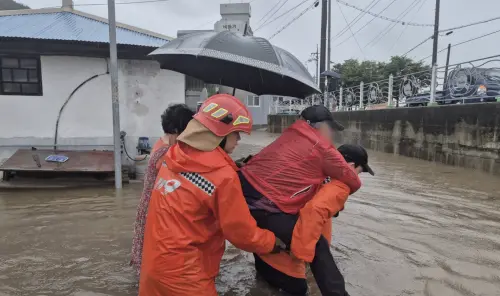 ▲韓國京畿道和忠清南道16日到17日遭遇「極限暴雨」襲擊，造成2人死亡，2人受傷，還有1000多位民眾被疏散到避難所。（圖／翻攝自韓聯社）