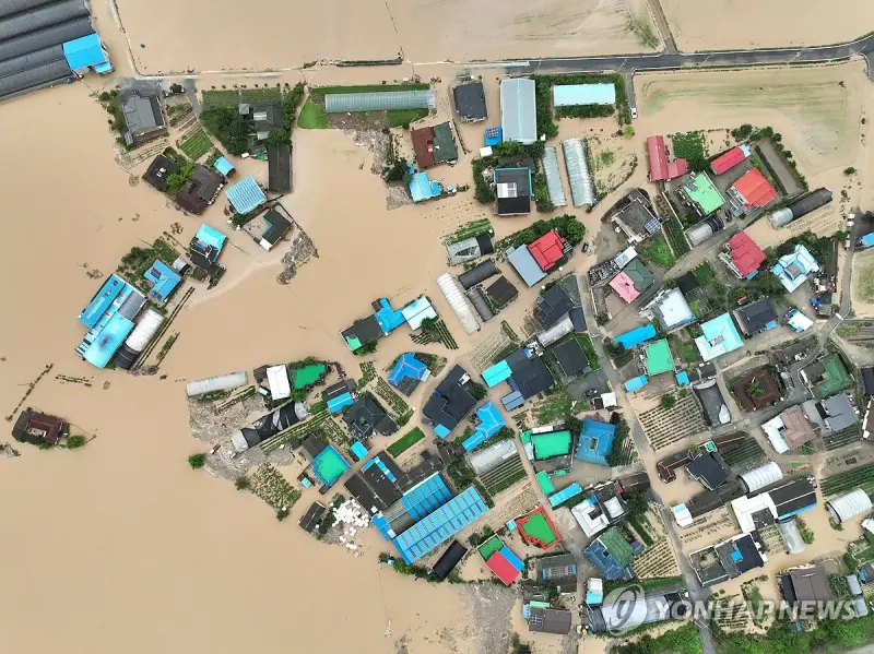 ▲韓國京畿道和忠清南道16日到17日遭遇「極限暴雨」襲擊，造成2人死亡，2人受傷，還有1000多位民眾被疏散到避難所。（圖／翻攝自韓聯社）