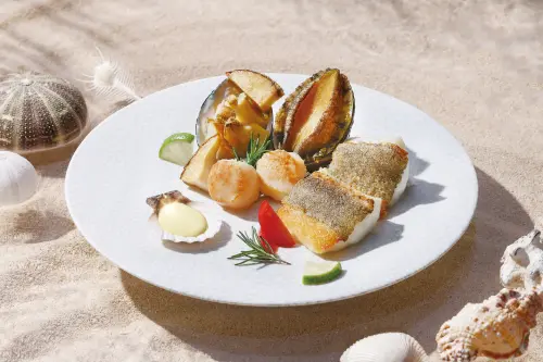 ▲對中身分證，夏慕尼全台門市送吃「鮑魚干貝海鮮盤」。（圖／王品集團提供）