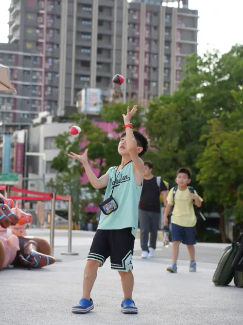 新北市兒童藝術節位於府中廣場的天馬城邦,現場也設有永續市集及馬戲體驗區。 ▲新北市兒童藝術節位於府中廣場的天馬城邦,現場也設有永續市集及馬戲體驗區。